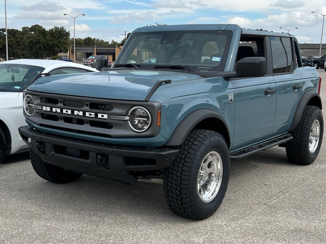 Barricade Rocker Guards with Steps (21-25 Bronco 4-Door)