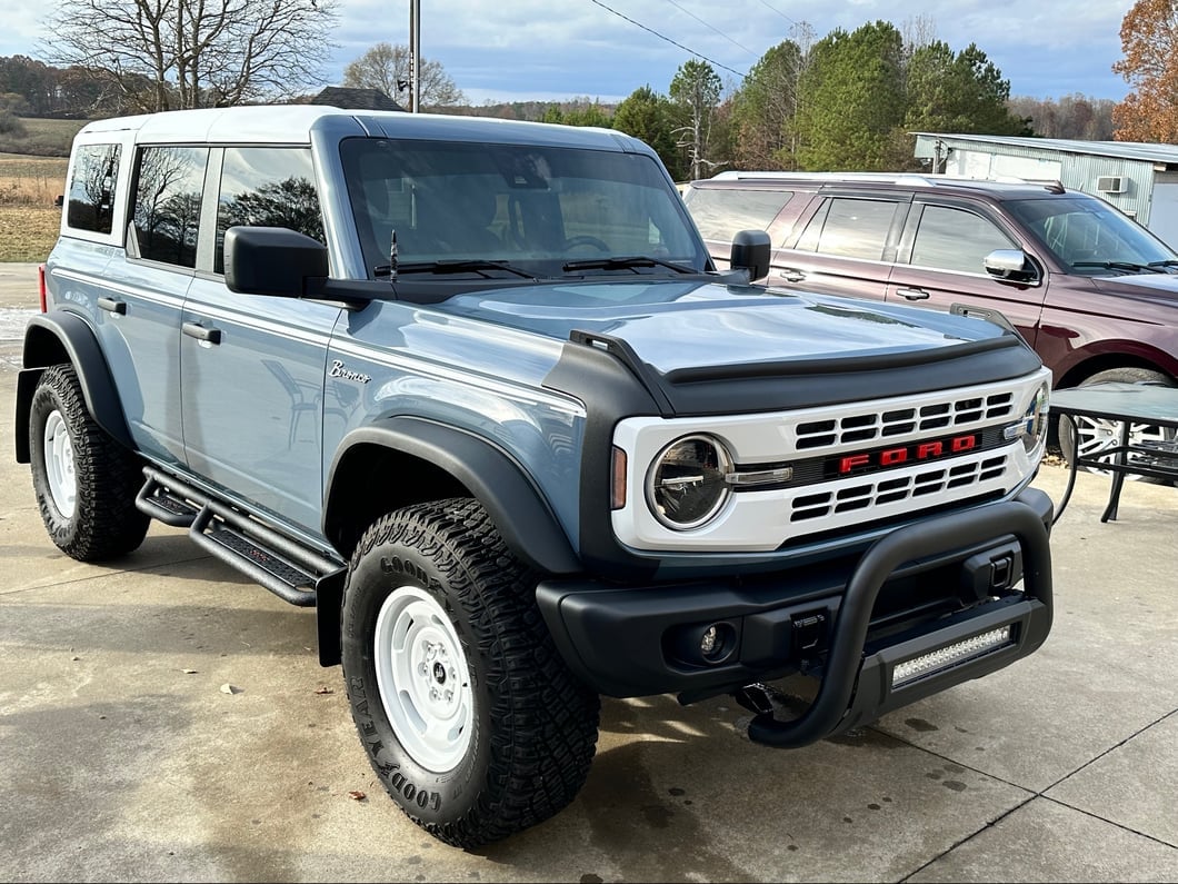 Barricade 3.50-Inch Bull Bar with 20-Inch LED Light Bar; Textured Black (21-25 Bronco)
