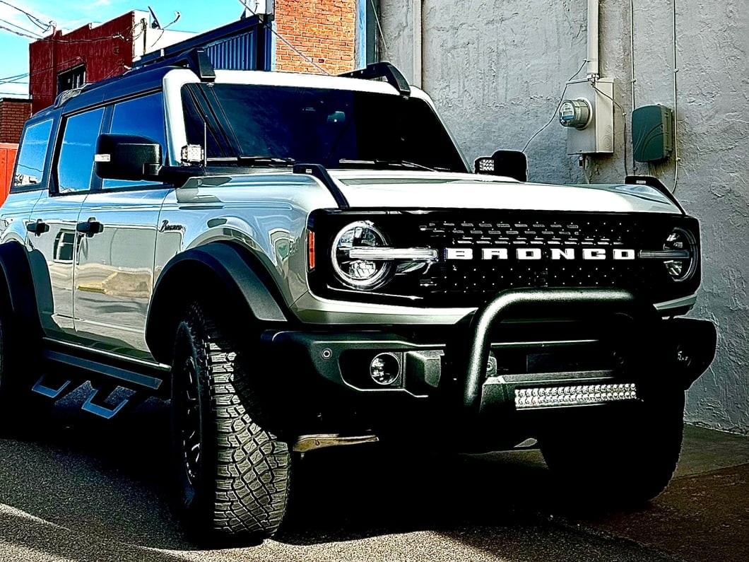 Barricade 3.50-Inch Bull Bar with 20-Inch LED Light Bar; Textured Black (21-25 Bronco)