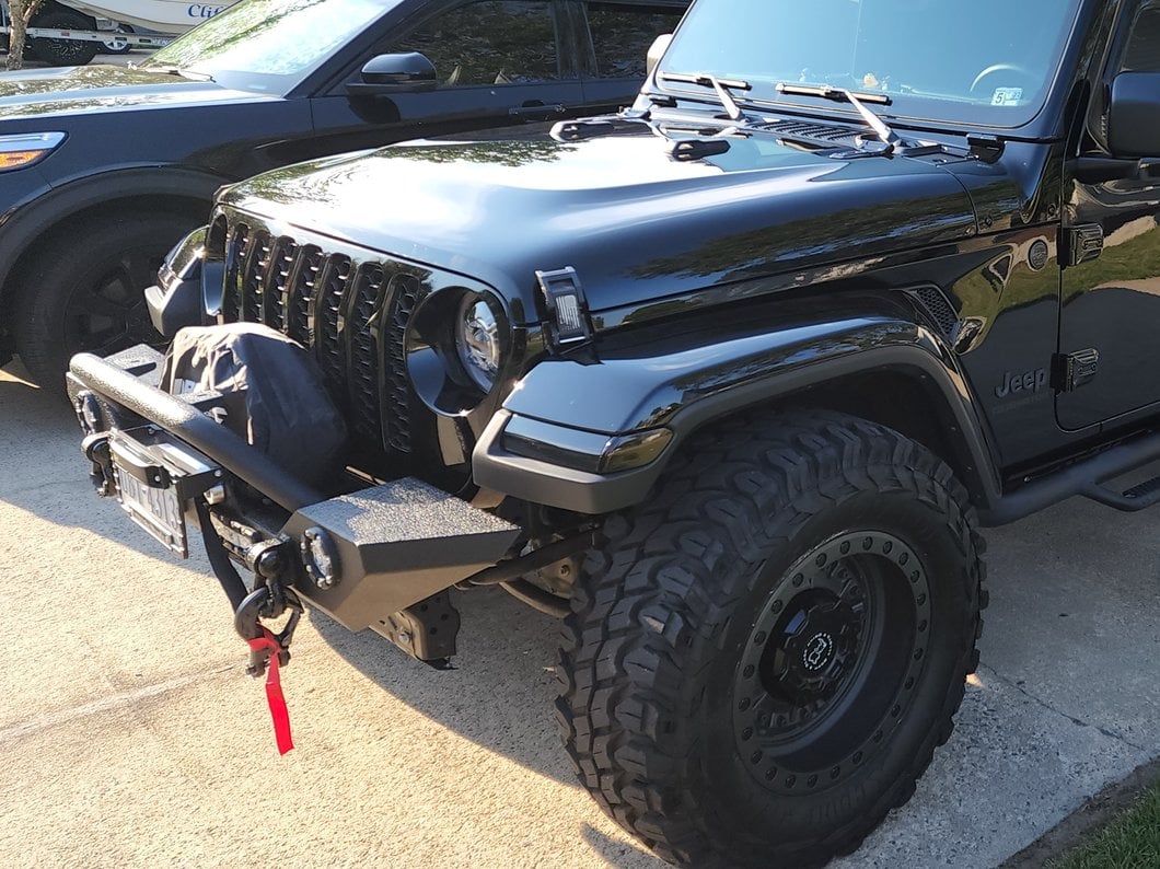 Barricade Trail Force HD Front Bumper with LED Lights and 9,500 lb. Winch (20-25 Jeep Gladiator JT)