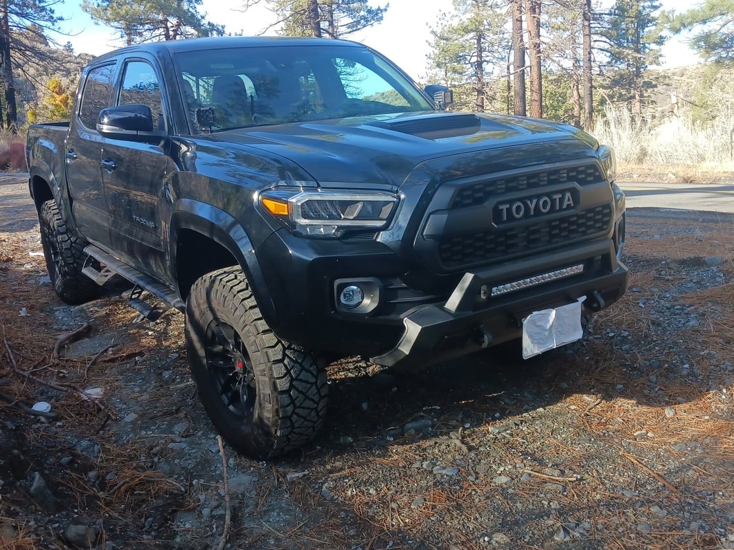 Barricade HD Stubby Front Bumper with Winch Mount and 20-Inch Single Row LED Light Bar (16-23 Tacoma)